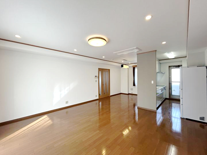 [Rent]Renovated 1000＋sqft APT/3F👌（Apartment）｜9 mins walk to the KQ ...